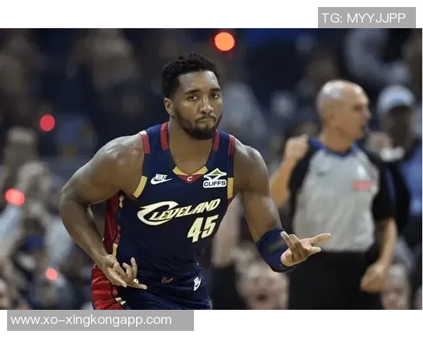 米切尔半场表现亮眼5中3贡献7分1板2助2断展现潜力